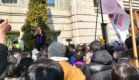경찰과의 충돌과정에서 사람이 다쳤다고 뒤로 물려가라는 목소리가 나온 바 있다. = 박성현 기자