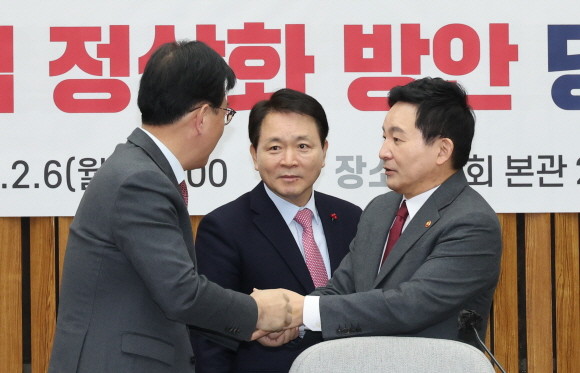 국민의힘은 6일 당정협의회에서 화물운송 개혁 관련 법안을 3월에 처리하겠다는 뜻을 밝혔다. ⓒ 연합뉴스