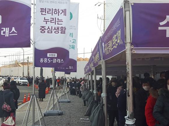길게 늘어선 대기 줄이 인상 깊다. ⓒ 프라임경제
