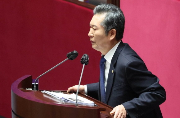 정청래 더불어민주당 의원은 6일 대정부 질문에서 김건희 여사의 도이치모터스 주가조작 의혹을 중점적으로 질문했다. ⓒ 연합뉴스