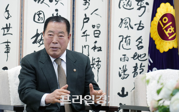 6일 충남도의회 의장실에서 가진 기자간담회에서 답변을 하고 있는 조길연 충남도의회 의장. ⓒ 프라임경제