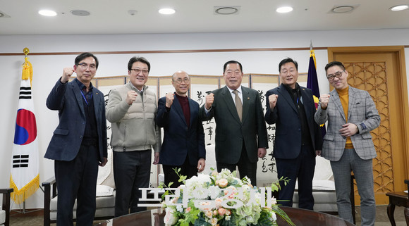 조길연 의장은 6일 의장실에서 가진 기자간담회를 개최 후 기자들과 함께 기념촬영을 하고 있다. ⓒ 프라임경제