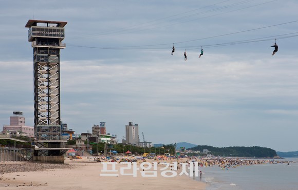 관광객들이 짚트랙을 거꾸로 타며 스릴을 즐기고 있다. ⓒ 프라임경제