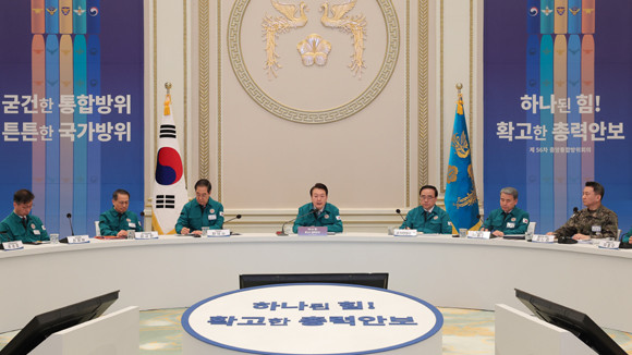 회의에서 윤 대통령은 점차 다양해지는 북한의 도발유형에 맞춰 통합방위태세에 빈틈이 없는지 점검하고 정부의 비상대비체계를 정비하라고 지시했다. ⓒ 대통령실