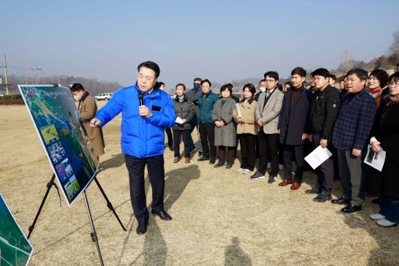 구복규 군수가 사계절 꽃 식재 계획을 주민들에게 설명하고 있다. ⓒ 화순군