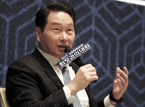 최태원 회장이 '2023 신임 임원과의 대화'에 참여해 발언하고 있다. ⓒ SK그룹