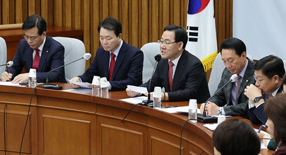 성일종 국민의힘 정책위의장은 10일 긴급생계비대출 금리 인하를 위한 은행권의 출연을 호소했다. ⓒ 연합뉴스