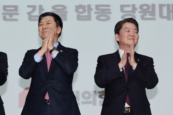 김기현(왼쪽) 국민의힘 당대표 후보와 안철수 국민의힘 당대표 후보가 지난 5일 오후 서울 동대문구청 대강당에서 열린 국민의힘 동대문구 갑을 합동 당원대회에서 기념촬영을 위해 단상에 올라가 있다. ⓒ 연합뉴스