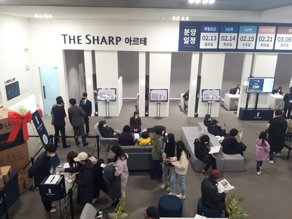 평일에도 많은 관람객이 견본주택을 찾았다. ⓒ 프라임경제