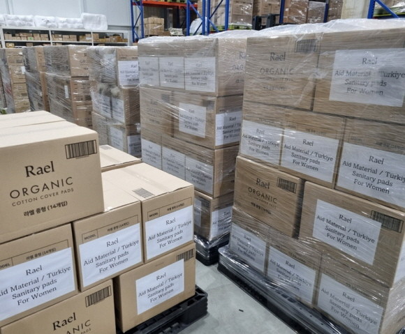 튀르키예 이재민에게 지원하는 생리대. © 라엘