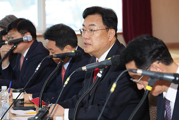 정진석 국민의힘 비상대책위원장은 13일 제주도 현장 비상대책위원회의에서 민주당을 향해 비난의 목소리를 냈다. ⓒ 연합뉴스