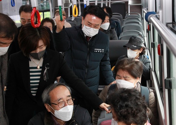 박동식 시장이 3월1일 본격 시행하는 시내버스 노선 개편을 앞두고 시민들의 애로사항을 청취하고 있다. ⓒ 프라임경제