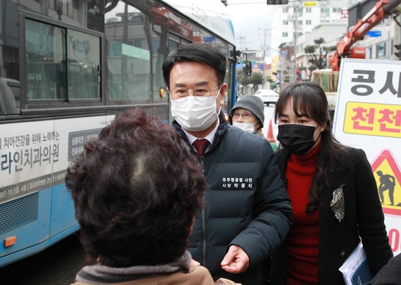 박동식 사천시장이 3월1일 본격 시행하는 시내버스 노선 개편을 앞두고 시민들에게 설명을 하고 있다. ⓒ 프라임경제