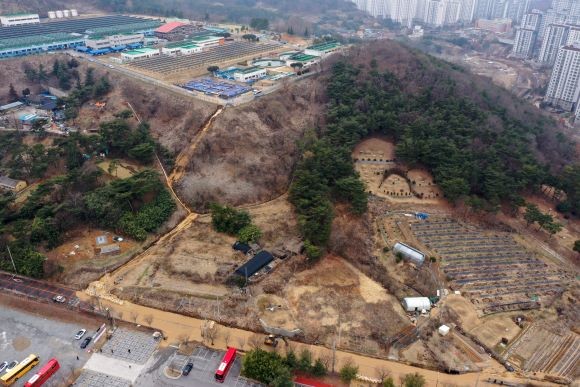12일 광주 남구 행암동 덕남정수장에서 정수지 유출밸브의 고장으로 수돗물이 넘쳐 흘러 내리고 있다. ⓒ 연합뉴스