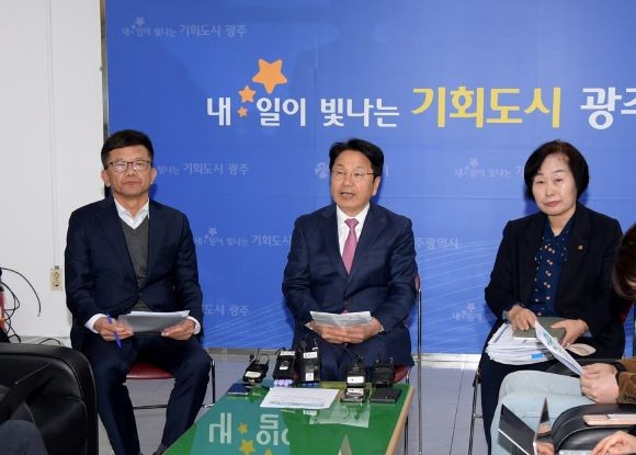 강기정 광주광역시장이 13일 오전 시청 기자실에서 덕남정수장 급수설비시설 고장 관련 조치사항에 대해 설명하고 있다. ⓒ 광주광역시
