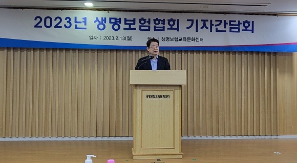 13일, 정희수 생명보험협회장은 신년 기자간담회에서 "초고령화 시대 생명보험산업의 역할을 강조하고, 지속성장 기반 강화와 소비자 신뢰 제고를 위한 3대 추진 전략을 제시하겠다"고 밝혔다. = 황현욱 기자
