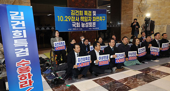 더불어민주당 측은 대통령 영부인 김건희 여사의 도이치모터스 주가조작 연루 의혹에 대한 특검을 강조하고 있다. ⓒ 연합뉴스