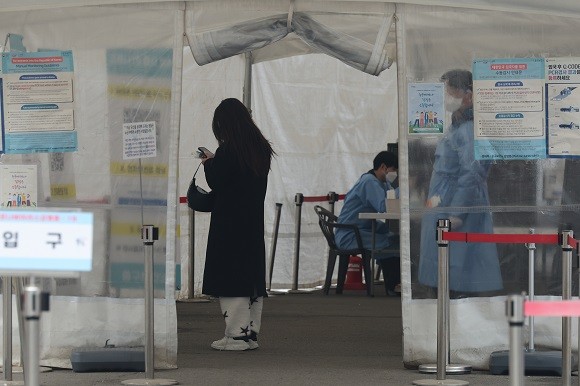 질병관리청 중앙방역대책본부에 따르면 14일 0시 기준 코로나19 확진자는 1만4371명을 기록했다. ⓒ 연합뉴스