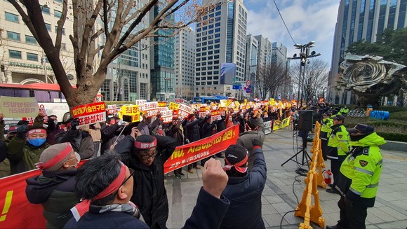 14일 포항에서 상경한 1000여명의 시민들이 포스코홀딩스 본사앞에서 구호를 외치고 있다. = 김진호 기자