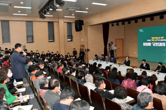 민선 8기 첫 군민과의 대화를 시작한 이병노 군수가 14일 오전 담빛농업관에서 2023년 군정 운영방향을 설명하고 지역 현장의 여론을 듣고 있다. ⓒ 담양군
