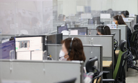 한 콜센터에 상담사가 헤드셋을 끼고 상담하고 있다. ⓒ 연합뉴스