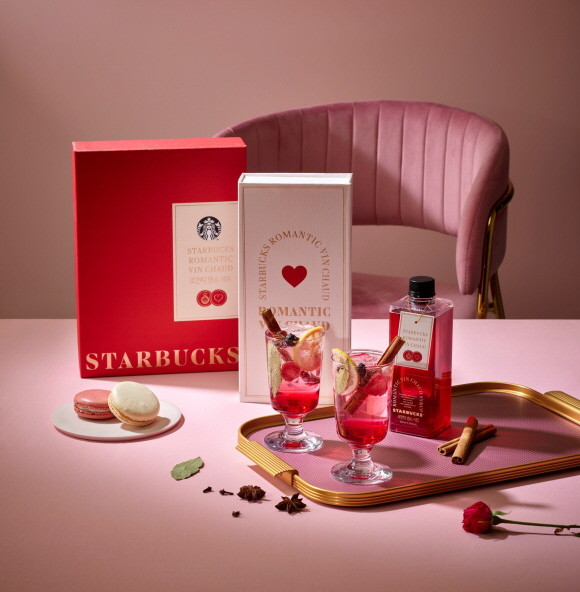 스타벅스 코리아가 소중한 사람들과의 로맨틱한 추억을 선물할 '로맨틱 뱅쇼 세트'를 14일 새롭게 선보인다. © 스타벅스 코리아