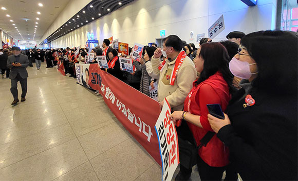각 후보별 지지자들로 행사장 입·출구 주변 복도가 가득 찼다. = 박성현 기자