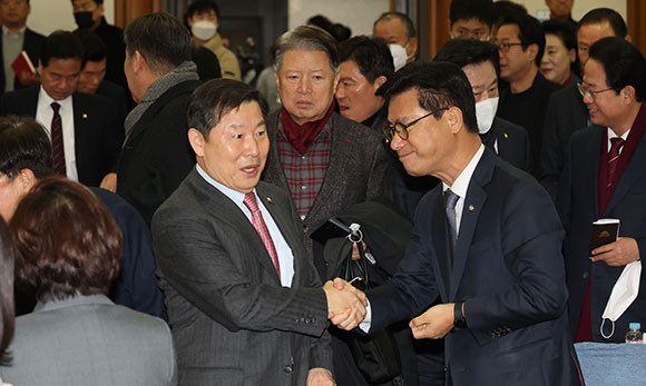 이철규 국민의힘 의원은 15일 윤석열 대통령의 명예 대표 추대 주장에 대해 가능하다고 밝혔다. ⓒ 연합뉴스