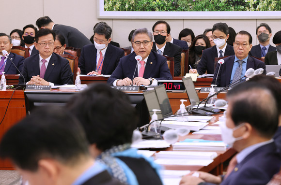 박진 외교부 장관이 오늘 열린 국회 외교통일위원회 전체회의에서 의원질의에 답변하고 있다. 앞줄 왼쪽부터 석동현 민주평화통일자문회의 사무처장, 박 장관, 권영세 통일부 장관. ⓒ 연합뉴스