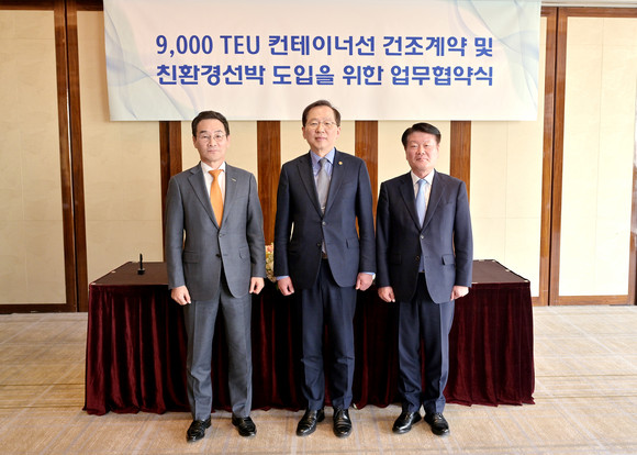 HJ중공업이 9000TEU급 메탄올 추진 컨테이너선 2척 수주 쾌거했다. (왼쪽부터) 유상철 HJ중공업 대표, 조승환 해양수산부 장관, 김경배 HMM 사장. ⓒ HJ중공업