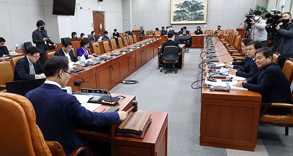 국회 정치개혁특별위원회 정치관계개선소위원회 회의가 15일 진행됐다. ⓒ 연합뉴스