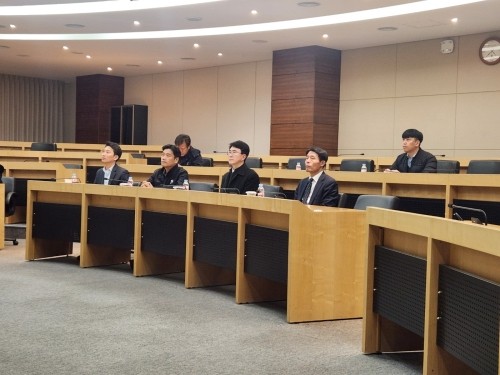 박종원 산업통상자원부 지역경제정책관(앞줄 오른쪽 두번째)이 여수국가산단 GS칼텍스를 방문해 의견을 듣고 있다. ⓒ 한국산업단지공단