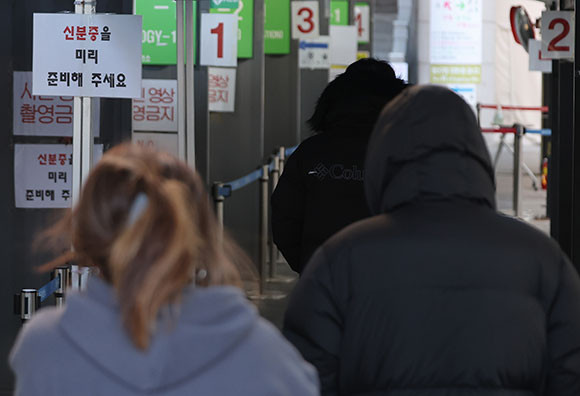 16일 0시 기준 코로나19 신규 확진자 수는 1만2519명이다. ⓒ 연합뉴스