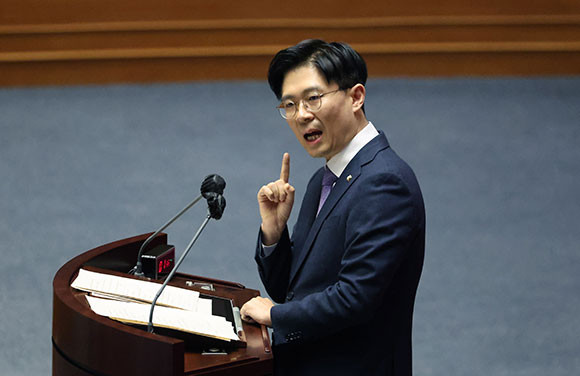 조정훈 시대전환 의원은 이재명 더불어민주당 대표 체포동의안에 우회적으로 찬성하겠다는 뜻을 밝혔다. ⓒ 연합뉴스