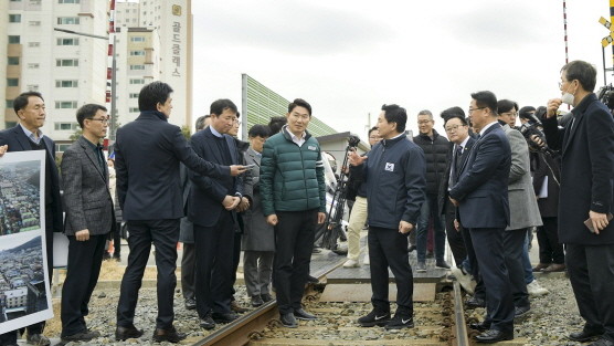 원희룡 국토부 장관과 문금주 행정부지사가 16일 오전 경전선 철도건설사업 현장인 순천시 남정건널목에서 노관규 순천시장으로부터 현황 및 의견을 청취하고 있다. ⓒ전남도
