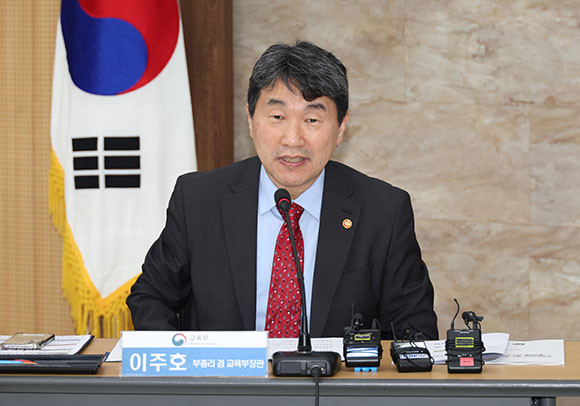 이주호 교육부장관은 챗GPT에 대해 "교육개혁의 자극제로 삼겠다"고 밝혔다. ⓒ 연합뉴스