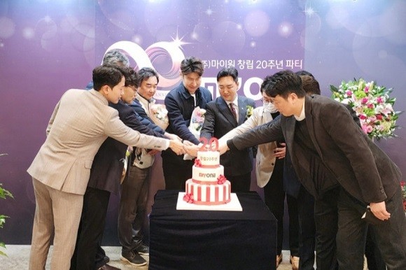 마이원이 창립 20주년을 맞으며 종합 서비스 기업으로 발돋움하고 있다. 새로운 비전으로 'Healthcare business partner & lifestyle inovator'를 선포. 기존 사업을 세분화하고 조직 변경을 예고했다. ⓒ 프라임경제