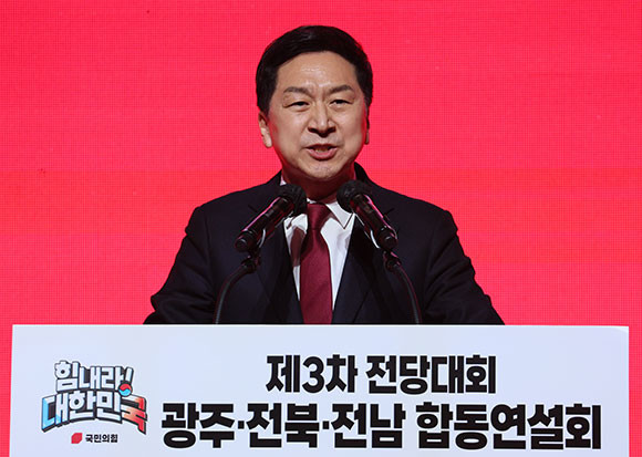 당권주자인 김기현 국민의힘 의원은 17일 울산 KTX 시세차익 의혹을 비방이라고 주장하면서 당 선거관리위원회에 공문을 보냈다고 전했다. ⓒ 연합뉴스