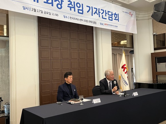 한국프레스센터에서 열린 '제8대 한국프랜차이즈산업협회장 취임 기자간담회'서 정현식 협회장(우)이 발언하고 있다. 좌측은 임영서 협회 커뮤니케이션위원장. ⓒ 프라임경제