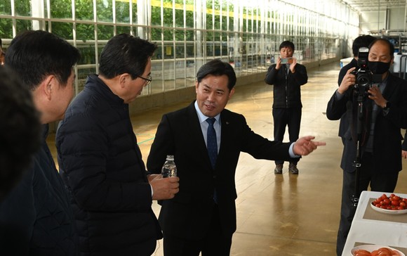 지난 16일 정황근 농식품 장관이 스마트팜기업 '우듬지팜' 현장방문 모습. ⓒ 부여군