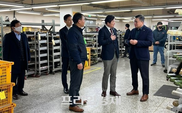 이준배 경제부시장이 17일 금강제화 인천 부평구의 생산공장을 둘러보고 있다. ⓒ 프라임경제