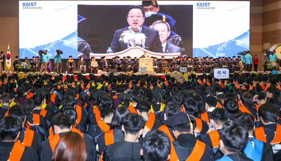 17일 2023년 카이스트 학위수여식에 참석해 축사을 하고 있는 이장우 대전시장 ⓒ 대전시