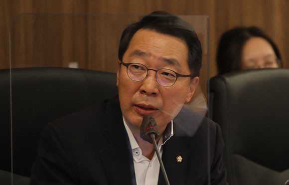 윤영찬 더불어민주당 의원은 17일 TV조선 측 보도 내용에 대해 반박했다. ⓒ 연합뉴스