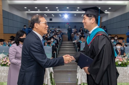 포스코기술대학 수석졸업생 광양제철소 냉연부 마범석 대리(오른쪽)가 이진수 광양제철소장로부터 교육부장관 표창 축하받고 있다 ⓒ 광양제철소