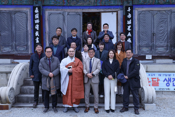 18일 포항 송라보경사에서 포항불자회 신년하례법회를 마치고 참석자들이 기념 사진을 찍고 있다. =김진호 기자
