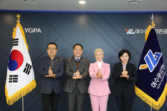 오경택 행복전도사, 박성현 사장, 장덕순 대표, 우근례 지사장(왼쪽부터)이 기념촬영을 하고 있다. ⓒ 여수광양항만공사