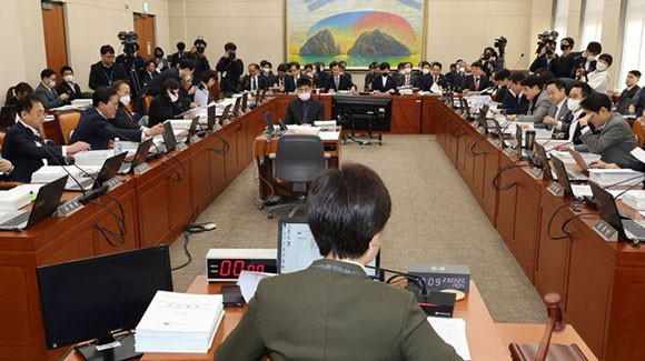 대금 10% 이상 차지하는 원자재 가격을 연동하는 내용이 담긴 하도급법 개정안이 20일 국회 정무위원회 전체회의에서 처리됐다. ⓒ 연합뉴스
