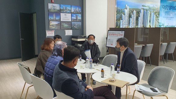 지난 17일 더아일린협동조합 민간임대아파트 홍보관에서 조합측과 시행사, 조합원들이 간담회를 갖고 있다. = 김진호 기자