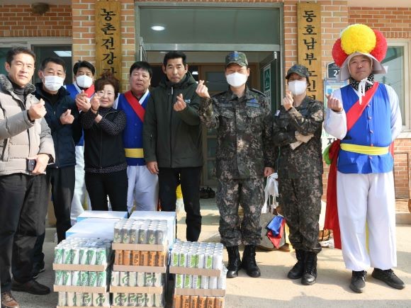 제1전투비행단은 20일 친 공군 분위기 조성을 위해 지역 행사인 풍어제를 지원했다. ⓒ 공군 제1전투비행단