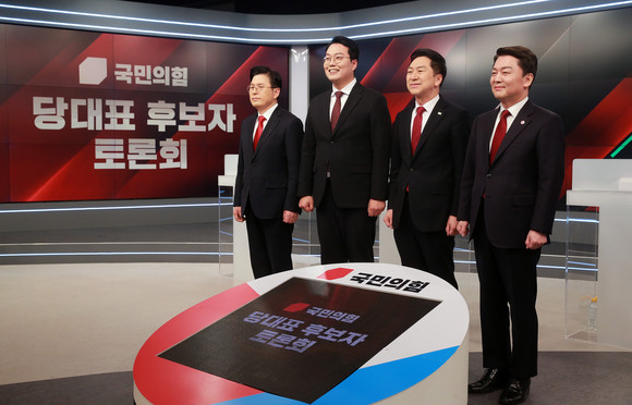 국민의힘 당권 주자들이 오늘 열린 두 번째 방송토론회에서 김기현 후보의 부동산 투기 의혹과 안철수 후보의 공천 논란 등을 두고 공방을 주고받았다. ⓒ 연합뉴스